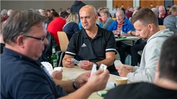 Gehörlose spielen Rommé