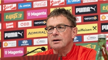 Österreichs Teamchef Ralf Rangnick kritisiert nach dem 1:1 gegen Slowenien Platzverhältnisse und Schiedsrichter.