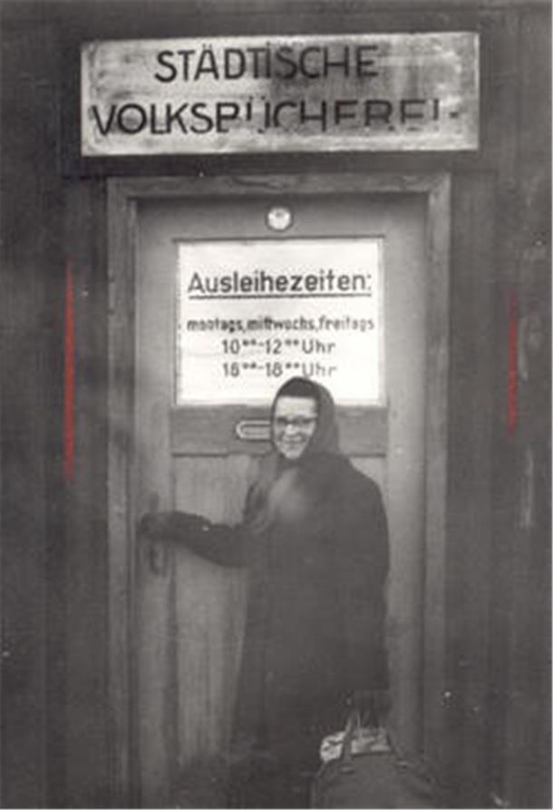 Lesespaß mit Comic-Heften, Tageszeitung und Büchern aus der Leihbücherei Offenbar immer montags, mittwochs und freitags öffnete die alte Stadtbücherei.