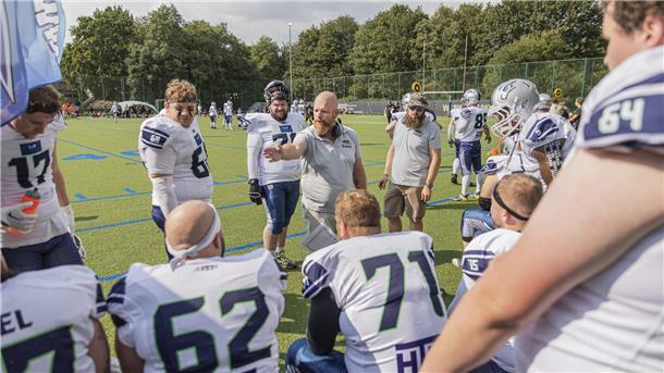 Offense-Koordinator Marco Monsees (Mitte) hat am Sonntag wieder ein paar mehr Alternativen im Seahawks-Kader zur Verfügung.