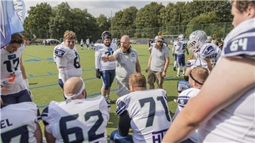 Offense-Koordinator Marco Monsees (Mitte) hat am Sonntag wieder ein paar mehr Alternativen im Seahawks-Kader zur Verfügung.