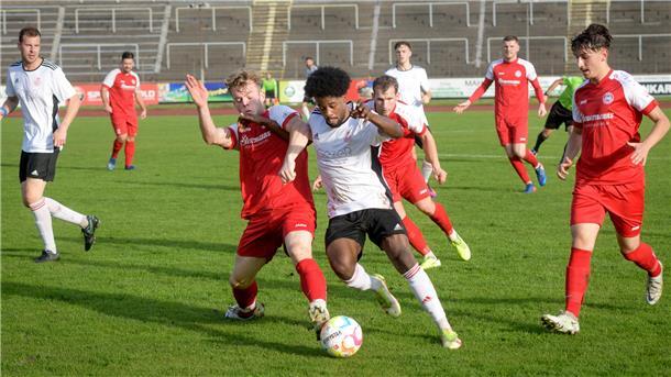 Offensivspieler Mechak-Lazolo Nankishi (Mitte) will mit dem OSC Bremerhaven den Tabellenführer FC Oberneuland schlagen.
