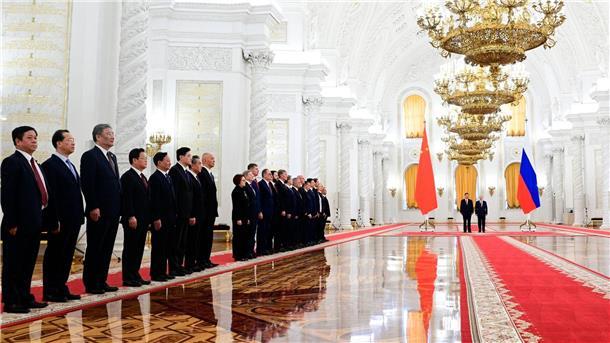 Xi Jinping beendet Staatsbesuch in Moskau Offizielle Begrüßungszeremonie: Wladimir Putin und Xi Jinping.