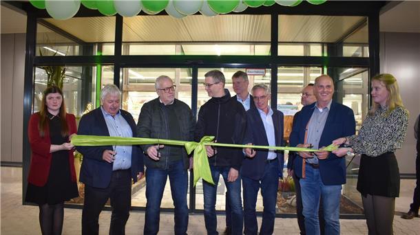 Großes Ziel in Butjadingen mit viel Herzblut und Teamgeist erreicht Gruppe Menschen bei eienr Eröffnung. Ein Band wird zerschnitten.