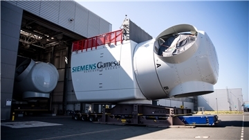 Offshore-Maschinenhäuser für Windkraftanlagen stehen auf dem Werkgelände von Siemens Gamesa in Cuxhaven.