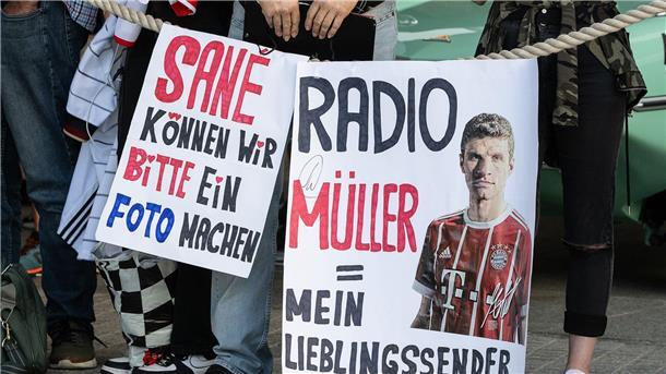 Fans im Spitzensport: Was, wenn die Liebe zu weit geht? Oft stundenlang warten die Fans der Nationalmannschaft vor dem Hotel auf ihre Idole.