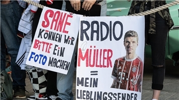 Oft stundenlang warten die Fans der Nationalmannschaft vor dem Hotel auf ihre Idole.