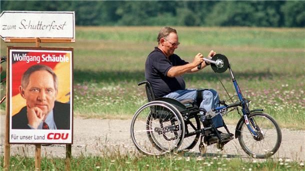 Oft war Schäuble mit seinem Rollbike sportlich unterwegs - wie hier im August 1998 in Offenburg.