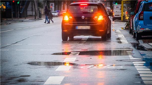 Oft zugeparkt: Im Jahr der Pandemie häuften sich die Klagen über Fahrzeuge, die die Radwege versperrten, besonders auch in der Hafenstraße.