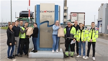 „Ohne euch geht nichts“ - als Zeichen der Wertschätzung erhielten die Fahrer, die auf das Cuxportgelände in Cuxhaven kamen, Geschenktüten anlässlich des bundesweiten Aktionstags.
