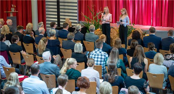 Ohne Festreden geht es nicht. Die beiden Schülerinnen Davina Weidner und Joana Z...
