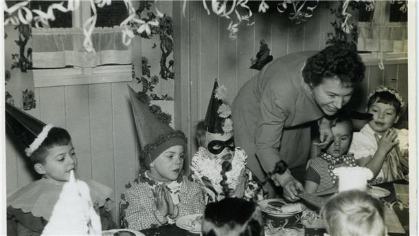 Mit Maske und Pappnase: Karnvelsspaß in Nordenham und Butjadingen Ohne Luftschlangen war eine gute Karnevalsfeier im Kindergarten undenkbar.