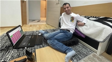 Mann mit Behinderung