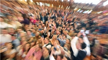 Oktoberfestbesucher in einem voll besetzten Festzelt.