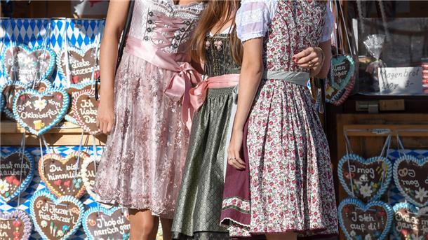 Drei Frauen im Dirndl. 