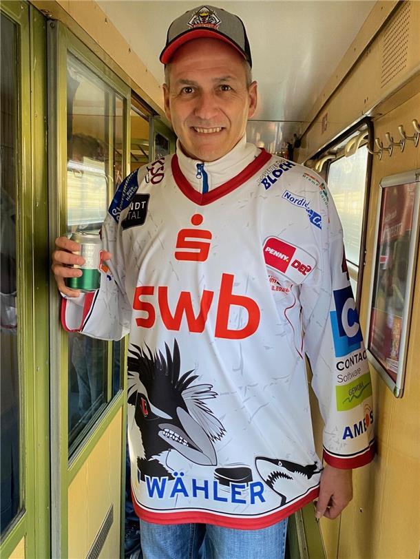 Liveticker: Pinguins-Sonderzüge erreichen Köln Olaf aus Bremerhaven hat das Sondertrikot der Pinguins für das Freiluftspiel angezogen.