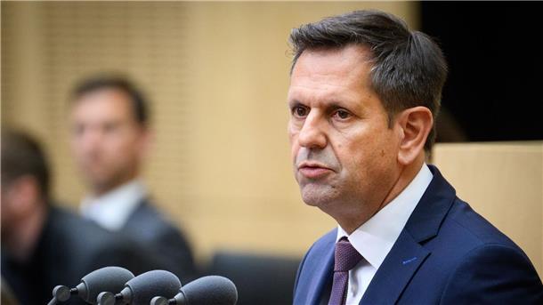 Ministerpräsident Lies: E-Autos für alle attraktiver machen Olaf Lies setzt sich für günstigen Strom und steuerliche Vorteile beim E-Auto-Kauf ein. (Archivbild)