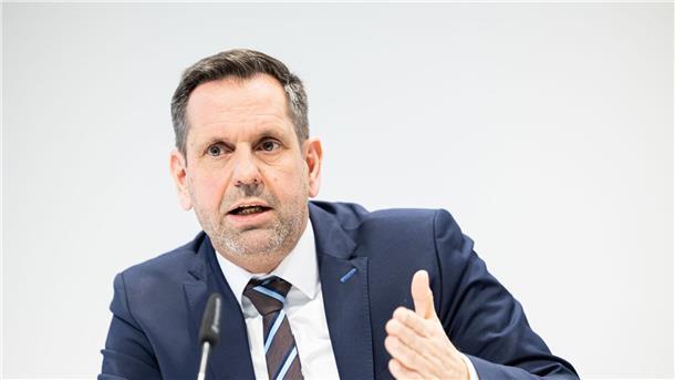 Bauminister besorgt wegen Wohnungsmarkt Olaf Lies (SPD)spricht während einer Pressekonferenz.