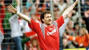 Olaf Marschall jubelt über die Deutsche Meisterschaft mt dem 1. FC Kaiserslautern.