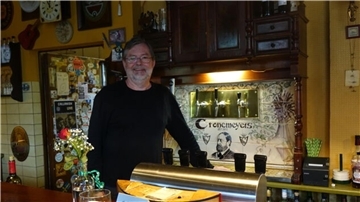 Olaf Schlichting eröffnete das Café Alt Neuhaus, welches er als Bar und Café im Stil eines Irish Pub führt.