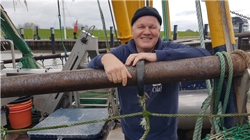 Olaf Schmidt an Bord der „Claudia“. Seit zehn Jahren ist er Kapitän des Krabbenkutters mit Heimathafen Wremen. Aber nun will er in Seemannsrente gehen – und das Schiff wird verkauft.