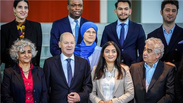 Olaf Scholz (erste Reihe, 2.v.l) und Reem Alabali-Radovan (2.v.r) nehmen am Treffen mit Vertreterinnen und Vertretern von Migrantenorganisationen sowie Netzwerken von Menschen mit Einwanderungsgeschichten teil.