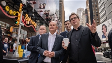 Olaf Scholz (l) lässt sich von Daniel Kehlmann durch Manhattan führen.
