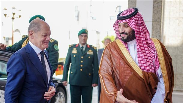 Scholz spricht in Saudi-Arabien Khashoggi-Mord an Olaf Scholz (l) mit Kronprinz Mohammed bin Salman vor dem Al-Salam-Palast.