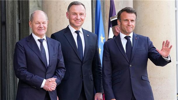 Olaf Scholz (l-r), Andrzej Duda und Emmanuel Macron vor dem Élysée-Palast.