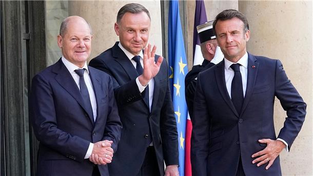 Olaf Scholz (l-r), Andrzej Duda und Emmanuel Macron vor dem Élysée-Palast.