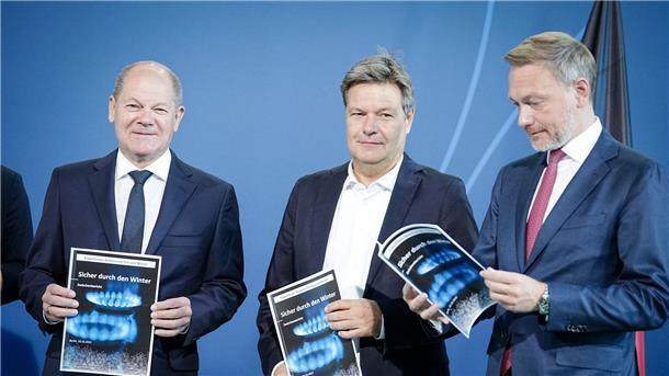 Gaspreiskommission für Einmalzahlungen und Preisbremsen Olaf Scholz (l-r), Robert Habeck und Christian Lindner mit dem Vorschlag der Gaspreiskommision.