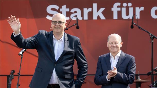 Olaf Scholz (r.), Bundeskanzler, und Andreas Bovenschulte, Bürgermeister von Bremen und Spitzenkandidat der SPD.
