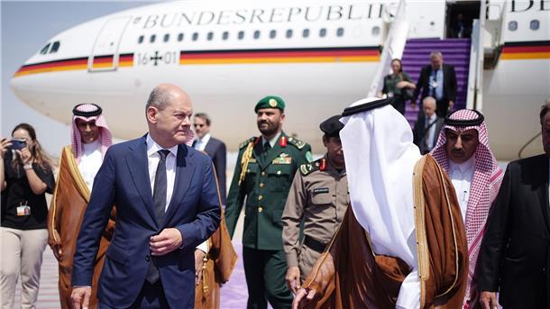 Scholz spricht in Saudi-Arabien Khashoggi-Mord an Olaf und Khalid bin Faisal Al Saud (r), Gouverneur von Mekka.