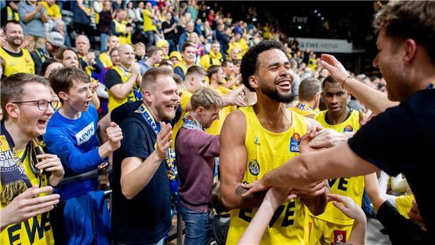 Oldenburgs Basketballer werfen Seawolves raus Oldenburgs Norris Agbakoko und die Fans haben Grund zum Feiern.