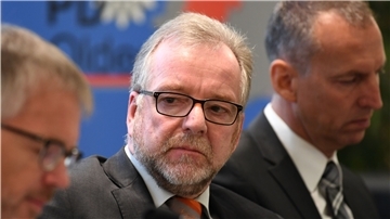 Oldenburgs Polizeipräsident Johann Kühme (Mitte) hat nach Äußerungen gegen die AfD Morddrohungen erhalten.
