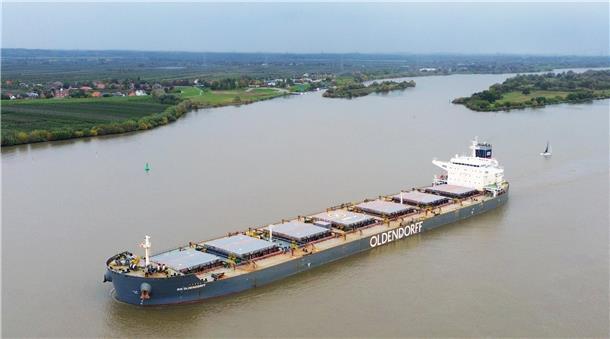 Neue Kooperation soll Eisenerztransporte nach Hamburg nachhaltiger machen Die "Rik" auf der Elbe. Oldendorff Carriers und Salzgitter Flachstahl arbeiten beim Eisenerztransport künftig zusammen. Durch effizientere Routen und Technik sollen CO₂-Emissionen um 20 Prozent sinken.