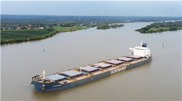 Neue Kooperation soll Eisenerztransporte nach Hamburg nachhaltiger machen Die "Rik" auf der Elbe. Oldendorff Carriers und Salzgitter Flachstahl arbeiten beim Eisenerztransport künftig zusammen. Durch effizientere Routen und Technik sollen CO₂-Emissionen um 20 Prozent sinken.