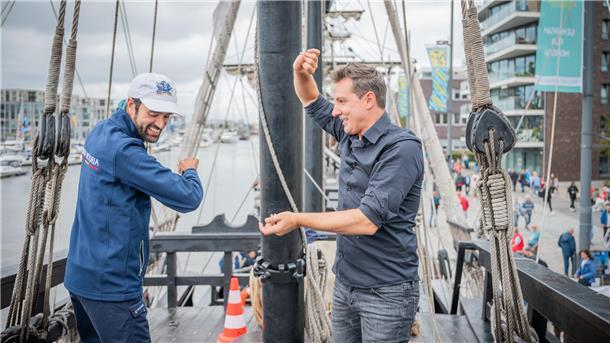 Flamenco Olé - wenn ein spanischer Ballettchef eine spanische Galeone besucht Alfonso Palencia (rechts), Ballett-Chef am Bremerhavener Stadttheater, besucht die aus Spanien stammende „Nao Victoria“. Für den gebürtigen Spanier ein Heimspiel mit maritimen Flair. Crewmitglied Toni Quintero (links) schwingt prompt mit ihm das Tanzbein.