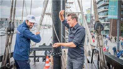 Alfonso Palencia (rechts), Ballett-Chef am Bremerhavener Stadttheater, besucht die aus Spanien stammende „Nao Victoria“. Für den gebürtigen Spanier ein Heimspiel mit maritimen Flair. Crewmitglied Toni Quintero (links) schwingt prompt mit ihm das Tanzbein.