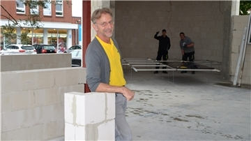 Ole von Thaden und Tom Melzer (hinten von links) schrauben die Bretter fest, die für Andreas Bruske (vorne) und seine Mitstreiter vom Verein "Alte Post-Bühne" die Welt bedeuten.