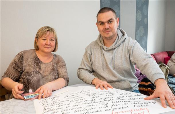 Larissa Keunemann hat ihren Bruder Sascha sidorov vor einem Jahr nach der flucht aus der Ukraine vorübergehend bei sich aufgenommen. Er hat den Deutschen ein Dankeschönplakat gemalt.