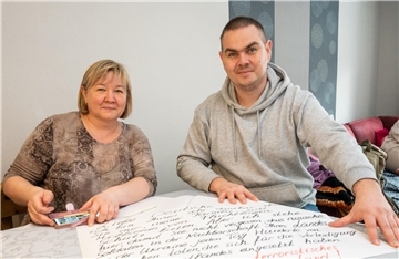 Larissa Keunemann hat ihren Bruder Sascha sidorov vor einem Jahr nach der flucht aus der Ukraine vorübergehend bei sich aufgenommen. Er hat den Deutschen ein Dankeschönplakat gemalt.