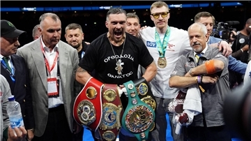 Oleksandr Usyk hält jetzt die Titel der Verbände WBA, WBO, WBC und IFB.