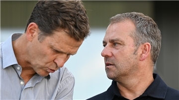 Oliver Bierhoff (links) musste gehen, Bundestrainer Hansi Flick muss sich bei einem Krisengipfel erklären.