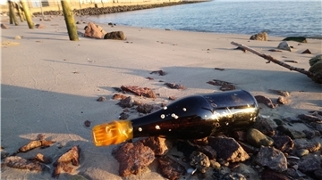 Oliver Köhn aus Cuxhaven ist Hobby-Bierbrauer. Sein Seepocken-Bier reift in einer Kiste, die in der Elbe schwimmt. So wird jede Flasche zum Unikat.