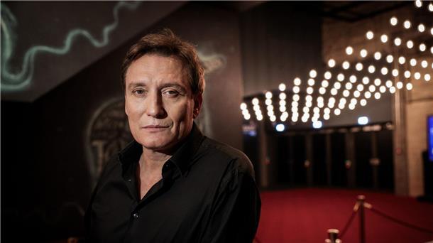 Oliver Masucci steht noch immer gern auf der Theaterbühne Oliver Masucci steht im nächsten Jahr als Severus Snape in Hamburg auf der Bühne.