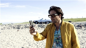 Ein Mann steht am Strand und hält ein Hand in der Hand. Oliver Mommsen spielt in "Mord oder Watt?" den Schauspieler Tim Seebach. Foto: Christine Schroeder/picture alliance/dpa/Radio Bremen
