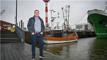 Oliver Seibel am Anleger im Schaufenster Fischereihafen. Hier ist der Hafen leider nicht barrierefrei wie im Neuen Hafen.