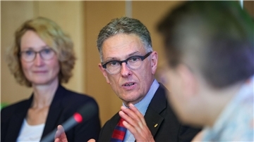 Oliver Zille (M), Direktor der Leipziger Buchmesse, befürwortet die Klimabuchmesse.