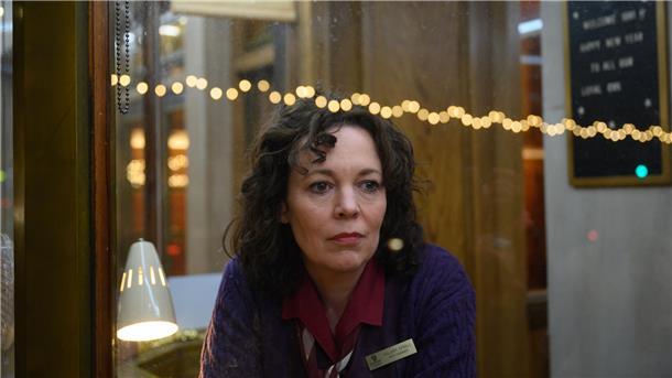 Olivia Colman spielt die einsame Hilary Small, die eine Affäre mit einem Kollegen beginnt.